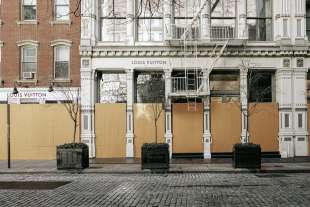 new york negozi di lusso chiusi per coronavirus