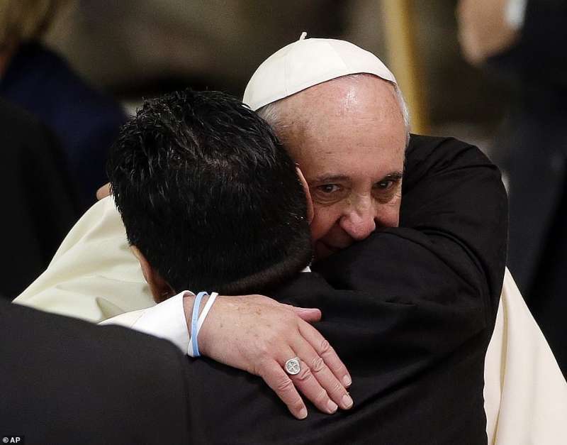 papa francesco abbraccia diego armando maradona