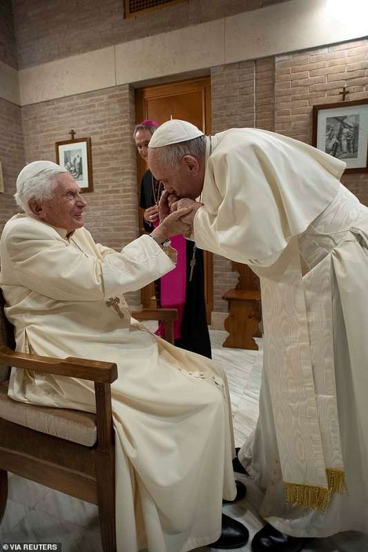 papa francesco bacia la mano di ratzinger