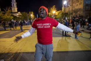 un nero che supporta trump sfotte i manifestanti black lives matter