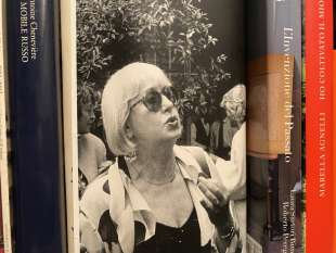 Una fotografia di Natalia Aspesi risalente agli anni Ottanta appoggiata su un ripiano della sua libreria