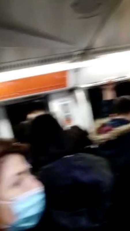 folla in metropolitana a roma 1