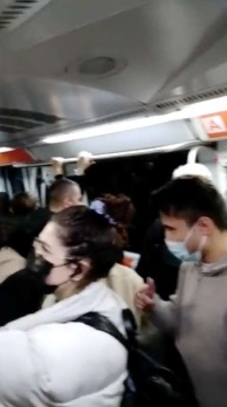 folla in metropolitana a roma 3