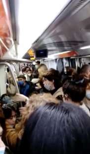 folla in metropolitana a roma 5