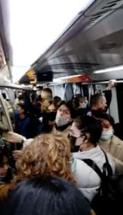 folla in metropolitana a roma 6