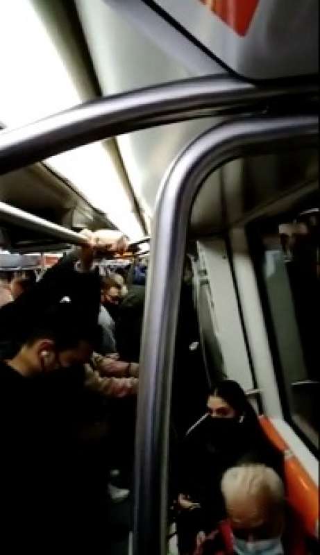folla in metropolitana a roma 7