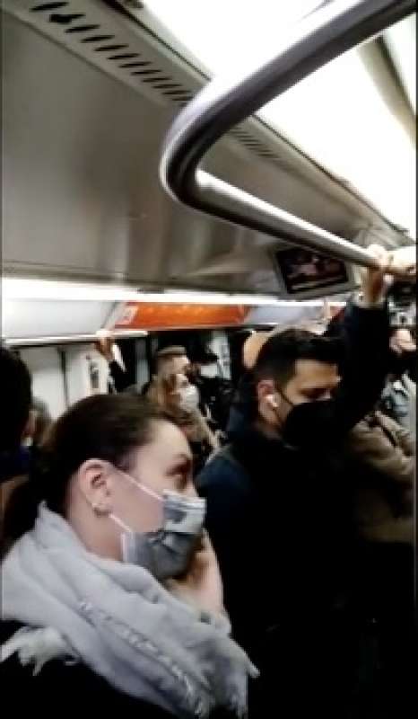 folla in metropolitana a roma 8