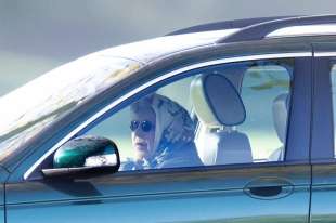 la regina elisabetta alla guida della sua jaguar 1 novembre 2021