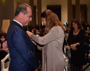 la vice presidente marta lucia ramirez consegna l onorificenza al sottosegretario giorgio mule foto di bacco (1)