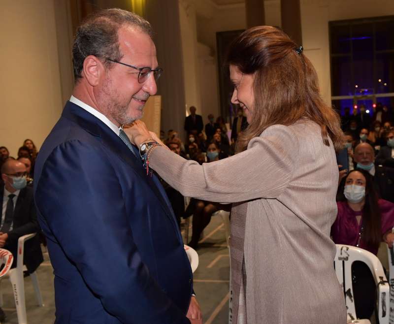 la vice presidente marta lucia ramirez consegna l onorificenza al sottosegretario giorgio mule foto di bacco (2)