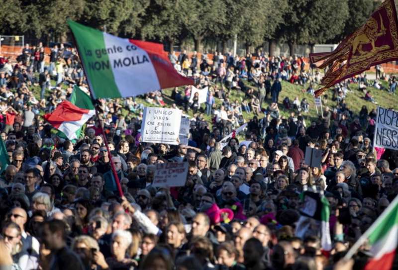 manifestanti no green pass a roma 5