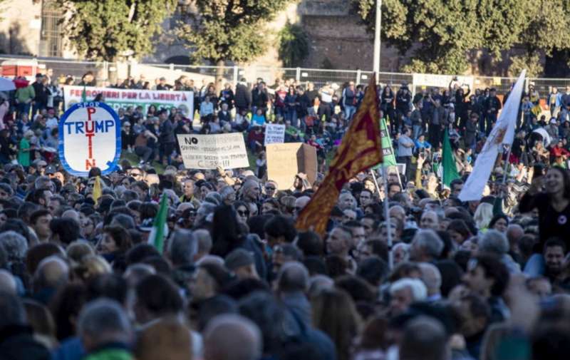 manifestanti no green pass a roma 6