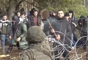 migranti al confine tra bielorussia e polonia 1