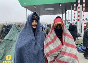 migranti al confine tra polonia e bielorussia