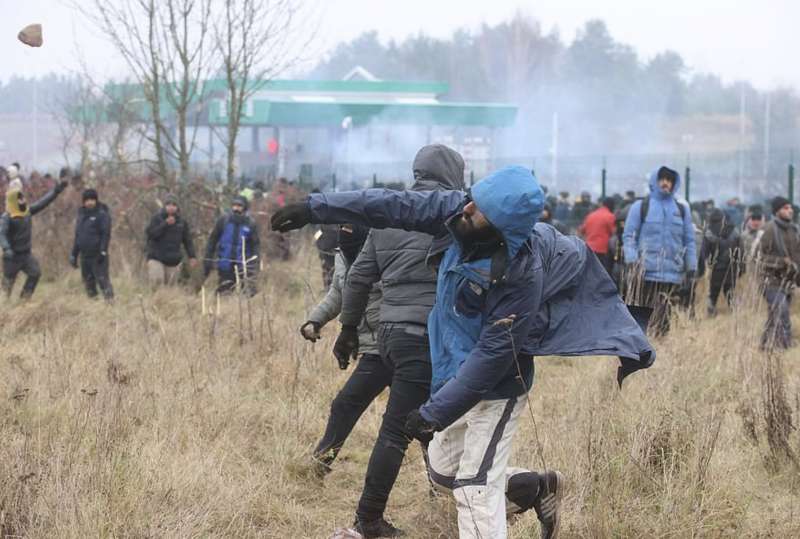 migranti lanciano sassi contro la polizia polacca