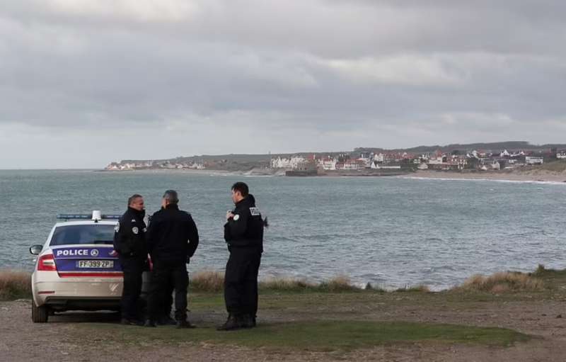 polizia francese pattuglia le coste
