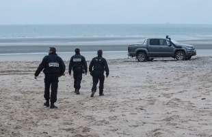 polizia in spiaggia a wimereux, francia