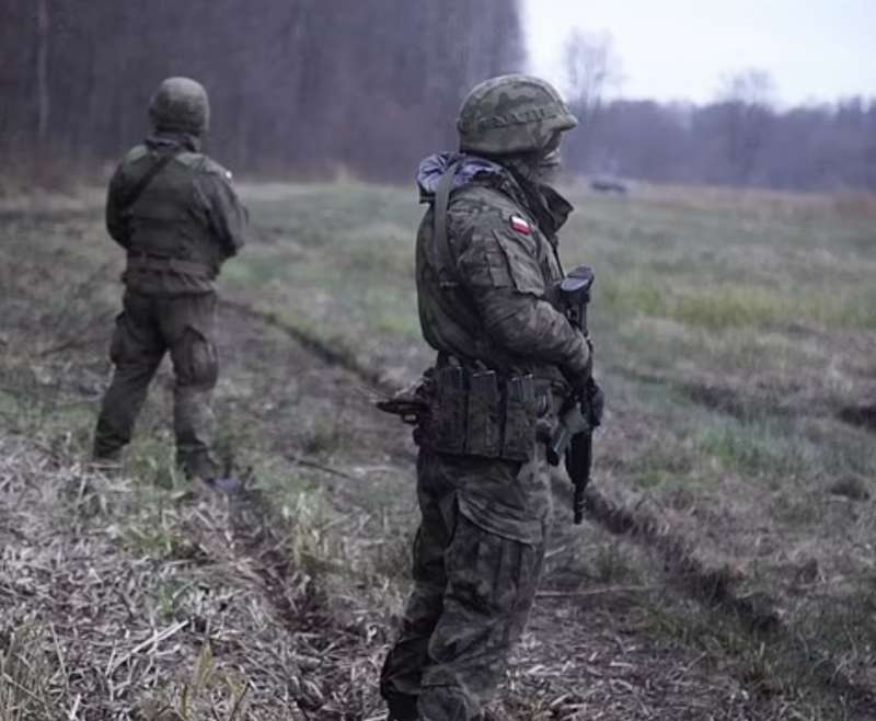 soldati polacchi al confine con la bielorussia