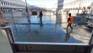barriera di vetro difende san marco a venezia 7