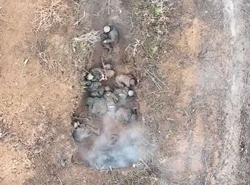 drone ucraino sgancia una granata su un gruppo di soldati russi assiderati 2