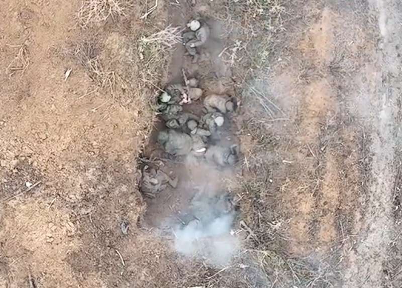 drone ucraino sgancia una granata su un gruppo di soldati russi assiderati 3