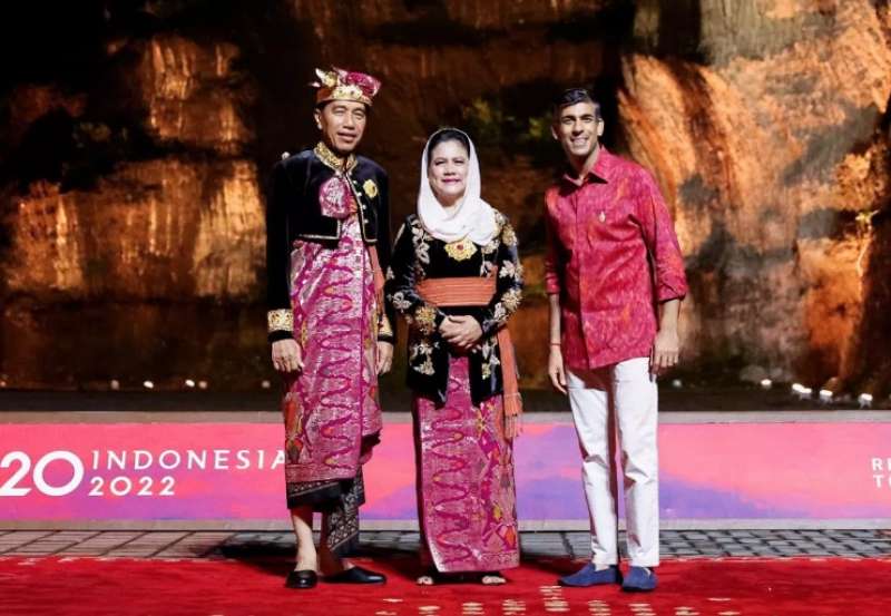 il presidente indonesiano joko widodo con la moglie iriana nella foto di rito con il primo ministro inglese rishi sunak