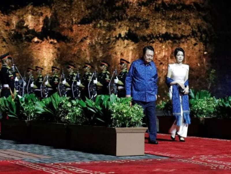 il presidente sud coreano yoon suk yeol con la moglie kim keon hee