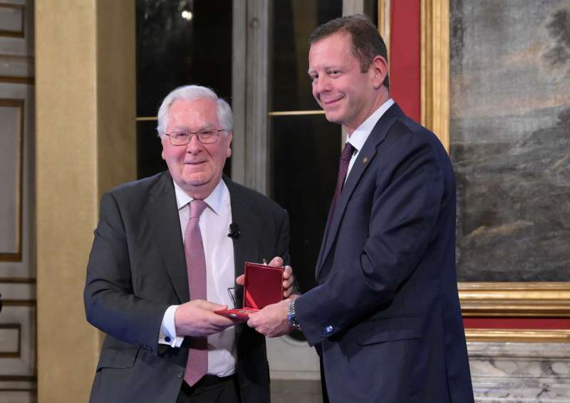 lord mervyn king riceve il premio bancor da frederik geertman foto di bacco (4)