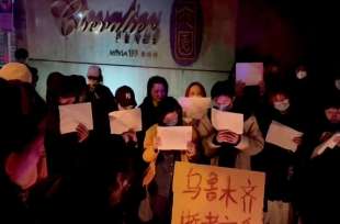 manifestazione dopo l incendio a urumqi, in cina 1