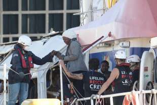 migranti scendono dalla nave rise above a reggio calabria 1