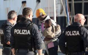 migranti scendono dalla nave rise above a reggio calabria 5
