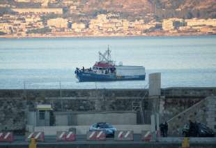 migranti scendono dalla nave rise above a reggio calabria 8