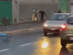 scappa nudo in strada a roma dopo incidente