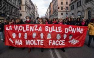 striscioni contro giorgia meloni alla manifestazione femminista di roma 1