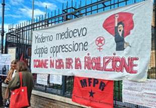 striscioni contro giorgia meloni alla manifestazione femminista di roma 3