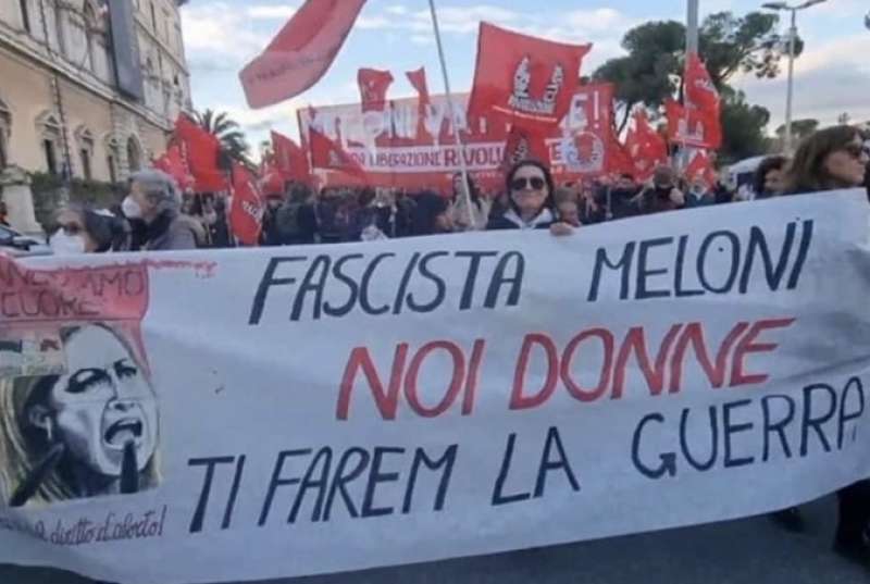 striscioni contro giorgia meloni alla manifestazione femminista di roma 4