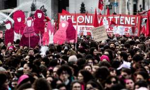 striscioni contro giorgia meloni alla manifestazione femminista di roma 6
