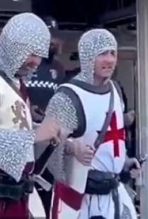 tifosi inglesi vestiti da crociati in qatar 3