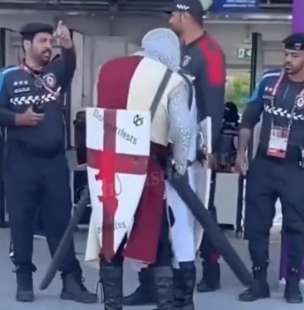 tifosi inglesi vestiti da crociati in qatar 5