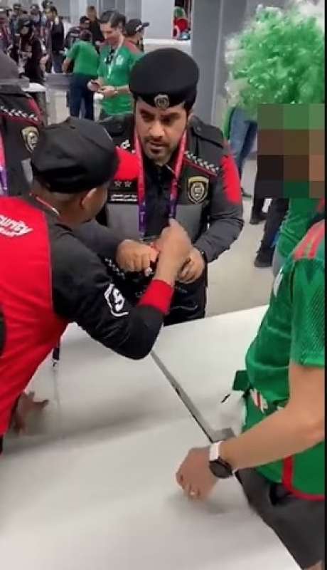 tifosi messicani beccati con alcol nel binocolo 6