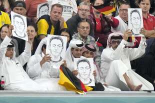 tifosi qatarini con la foto di ozil 1