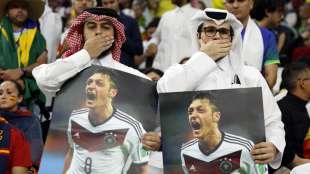 tifosi qatarini con la foto di ozil 2