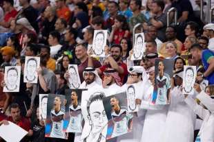 tifosi qatarini con la foto di ozil 3