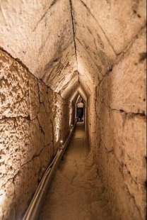 tunnel che condurrebbe alla tomba di cleopatra 2