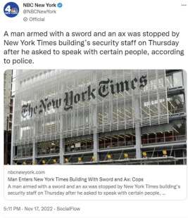 uomo armato di spada e ascia alla sede del new york times
