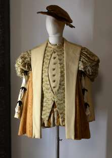abiti di mefistofele delle passate rappresentazioni in esposizione al teatro dell opera di roma (1)