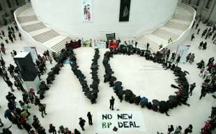art not oil proteste contro i finanziamenti di bp ai musei 2