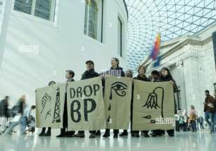 art not oil proteste contro i finanziamenti di bp ai musei 3