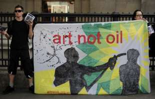 art not oil proteste contro i finanziamenti di bp ai musei 4