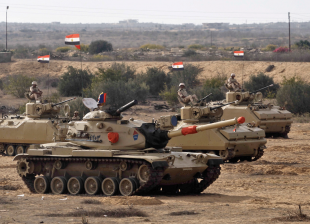 carri armati egiziani al confine con la striscia di Gaza